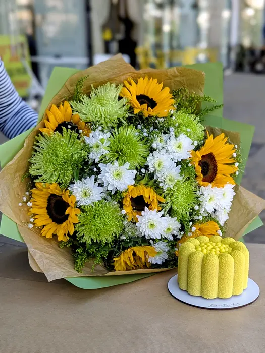 סט כפרי עם בלון - זר פרחים ועוגת מוס