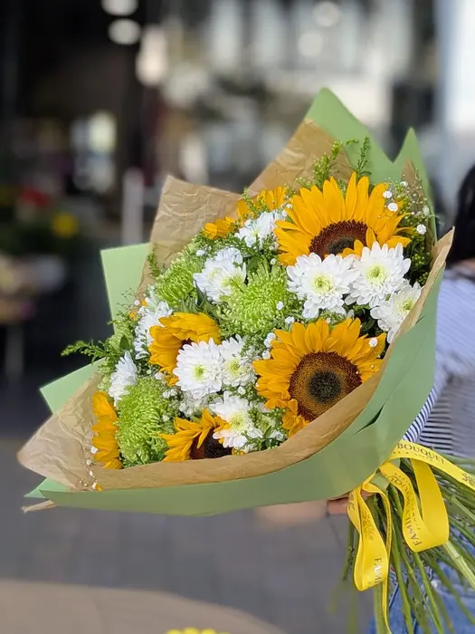 סט כפרי עם בלון - זר פרחים ועוגת מוס