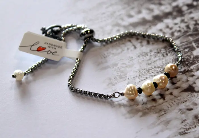 25 - צמיד מספינל שחור ופניני מים מתוקים