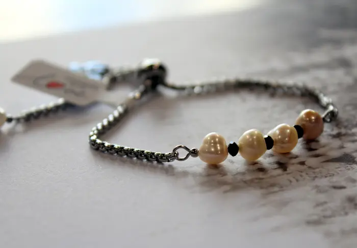 25 - צמיד מספינל שחור ופניני מים מתוקים