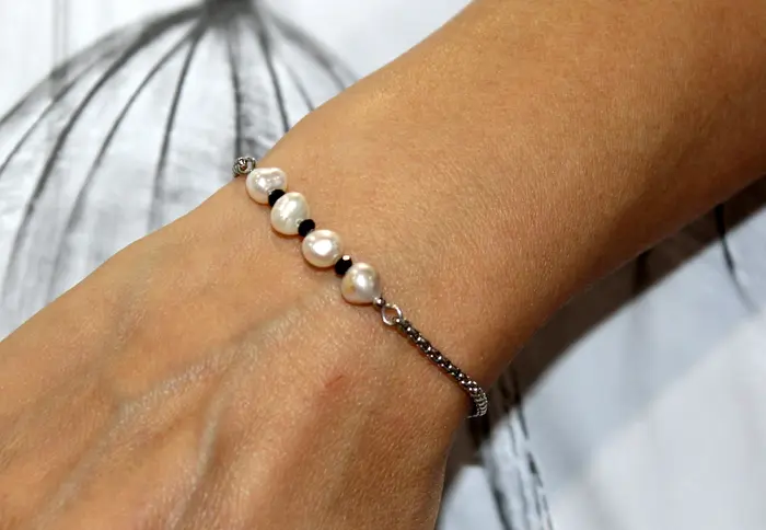 25 - צמיד מספינל שחור ופניני מים מתוקים