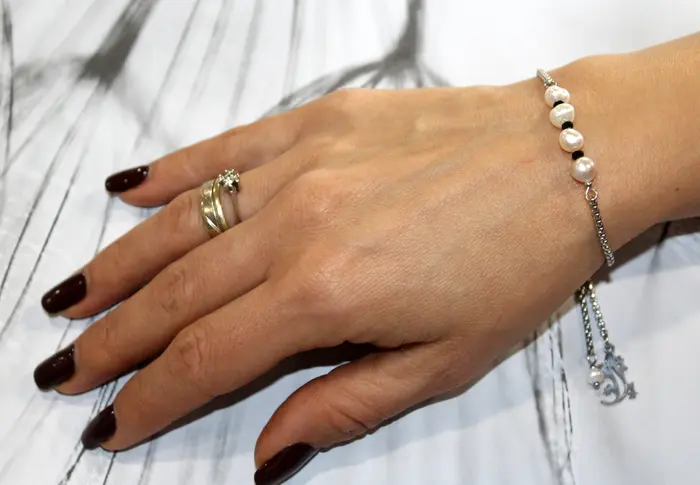 25 - צמיד מספינל שחור ופניני מים מתוקים