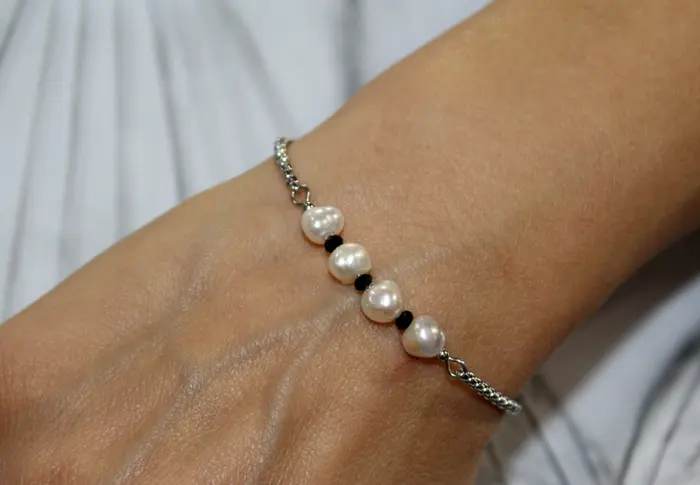 25 - צמיד מספינל שחור ופניני מים מתוקים