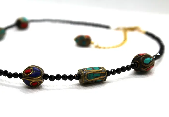 10 - שרשרת מספינל שחור וחרוזים בציפוי זהב