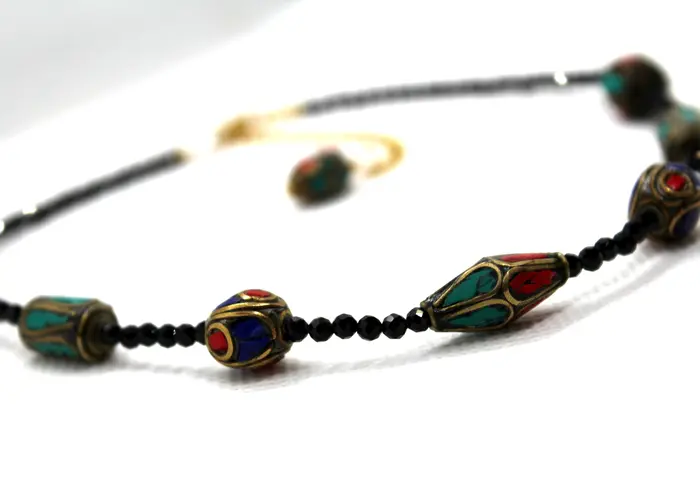 10 - שרשרת מספינל שחור וחרוזים בציפוי זהב