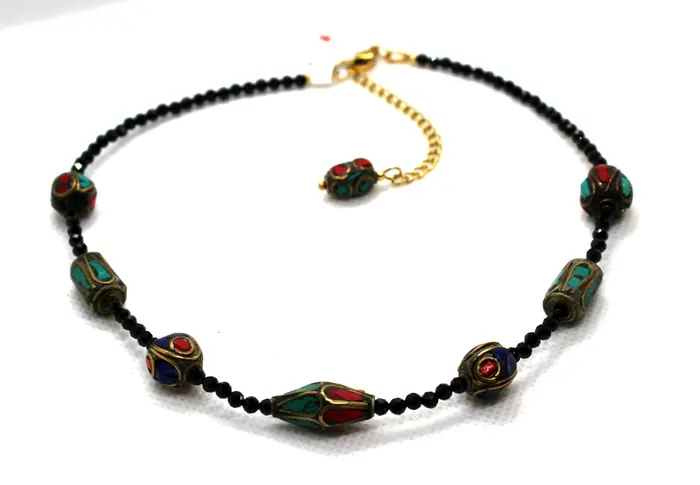 10 - שרשרת מספינל שחור וחרוזים בציפוי זהב