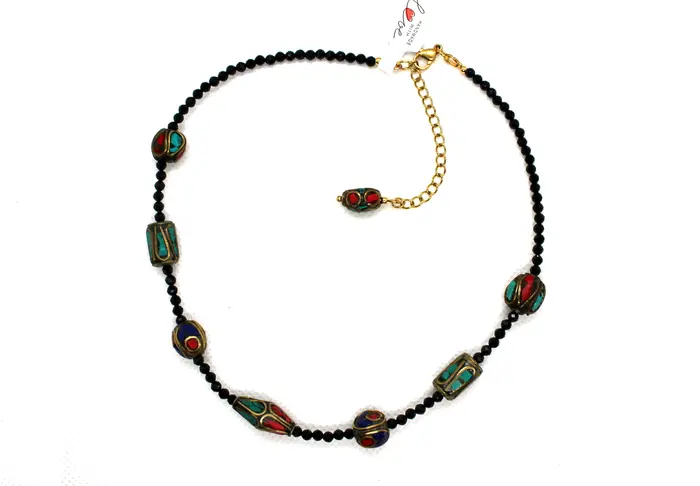 10 - שרשרת מספינל שחור וחרוזים בציפוי זהב