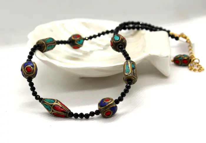 10 - שרשרת מספינל שחור וחרוזים בציפוי זהב