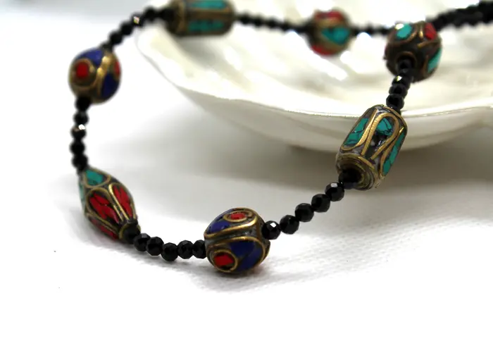 10 - שרשרת מספינל שחור וחרוזים בציפוי זהב