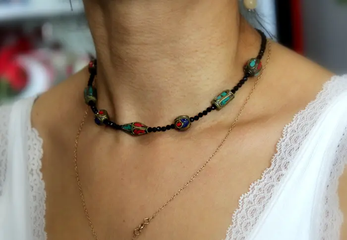 10 - שרשרת מספינל שחור וחרוזים בציפוי זהב