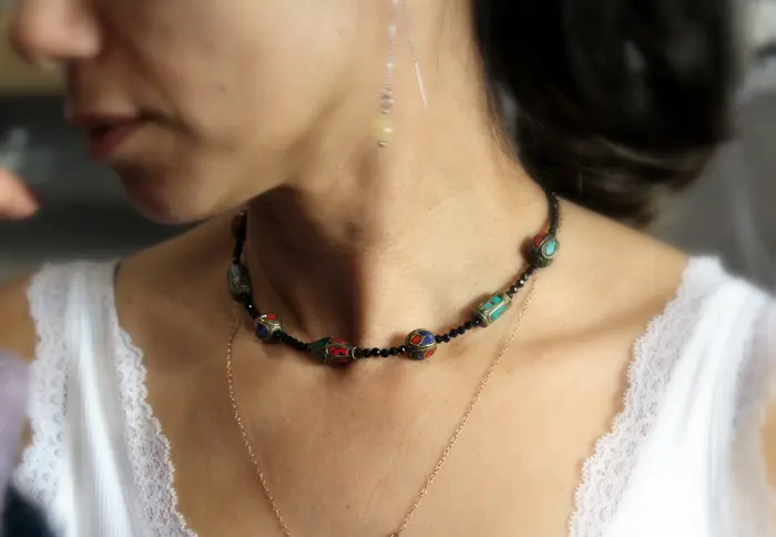 10 - שרשרת מספינל שחור וחרוזים בציפוי זהב