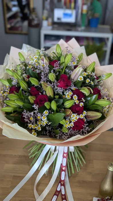 זר משולב ליליות וורדים אדומים