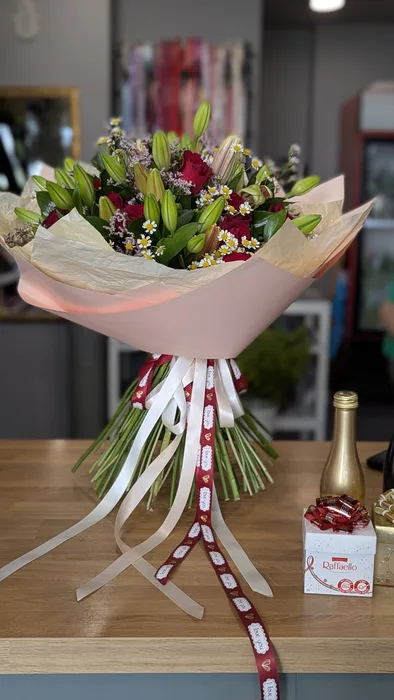 זר משולב ליליות וורדים אדומים