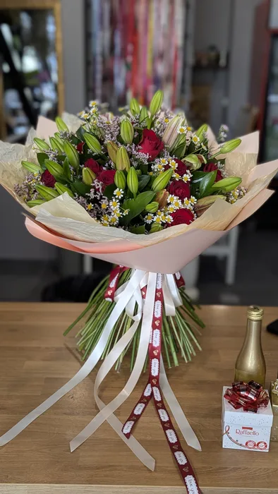 זר משולב ליליות וורדים אדומים