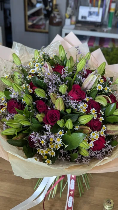 זר משולב ליליות וורדים אדומים