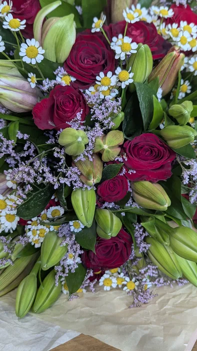 זר משולב ליליות וורדים אדומים