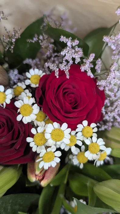 זר משולב ליליות וורדים אדומים