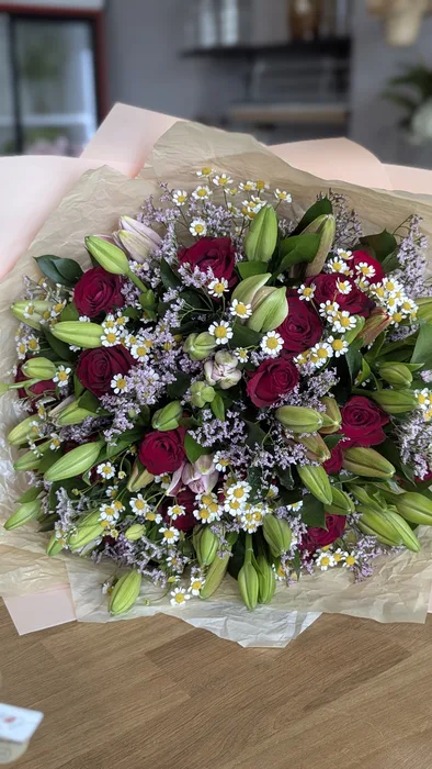 זר משולב ליליות וורדים אדומים