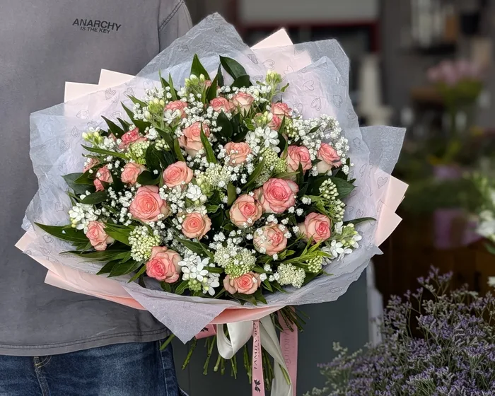 זר ורדים עדין ורוד לבן