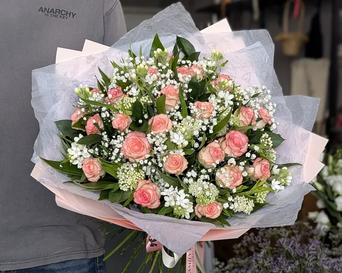 זר ורדים עדין ורוד לבן