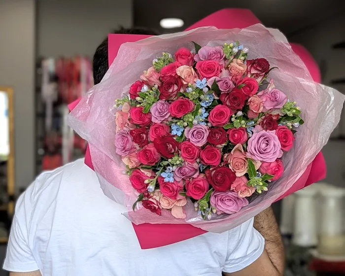 זר מיקס ורדים עם טווידה כחולה