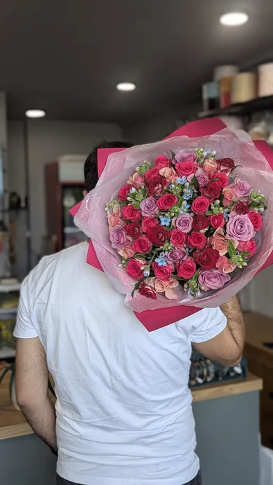 זר מיקס ורדים עם טווידה כחולה