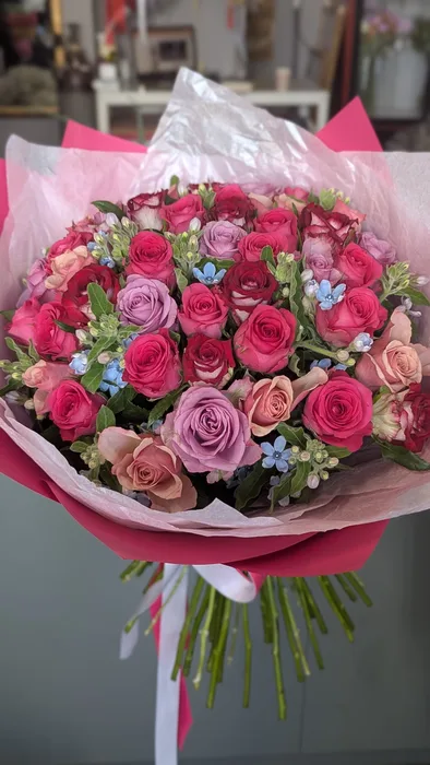 זר מיקס ורדים עם טווידה כחולה