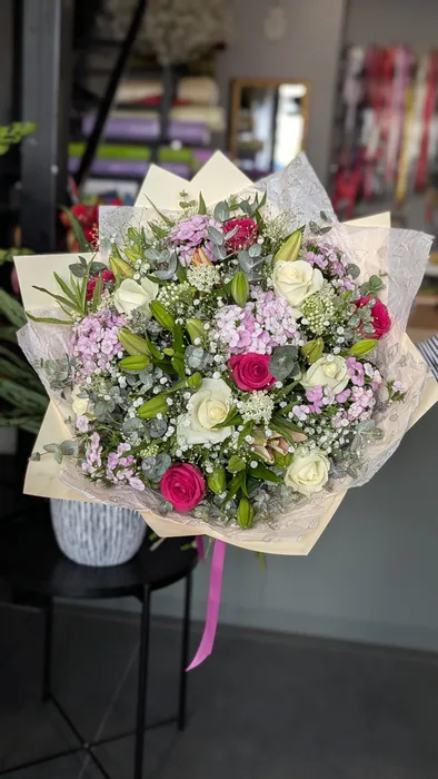 זר פרחים משולב עם ליליות, ורדים וברבדוס