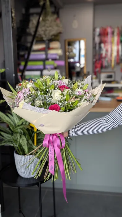 זר פרחים משולב עם ליליות, ורדים וברבדוס