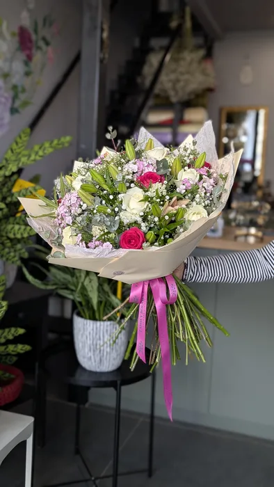 זר פרחים משולב עם ליליות, ורדים וברבדוס