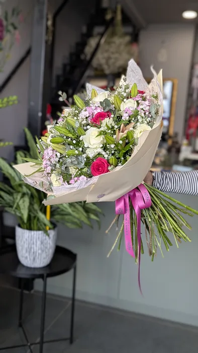 זר פרחים משולב עם ליליות, ורדים וברבדוס