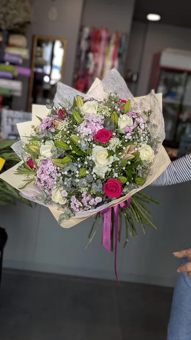 זר פרחים משולב עם ליליות, ורדים וברבדוס