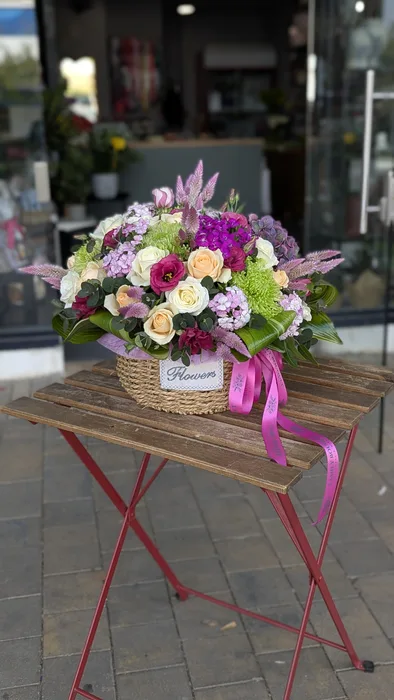 סלסלת פרחים בגוונים ורודים