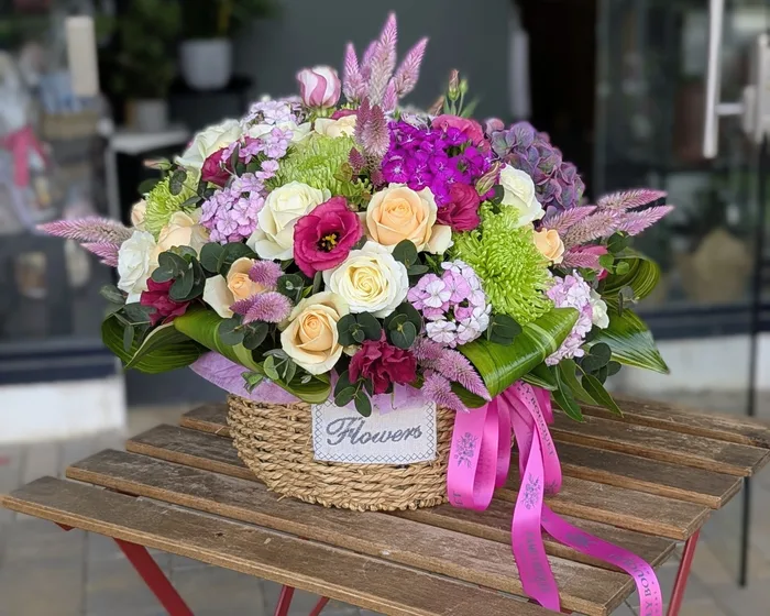 סלסלת פרחים בגוונים ורודים