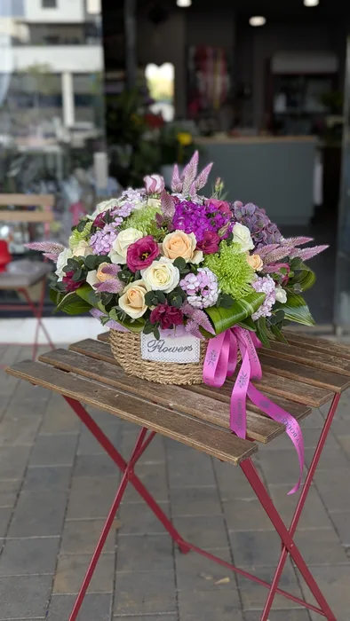 סלסלת פרחים בגוונים ורודים