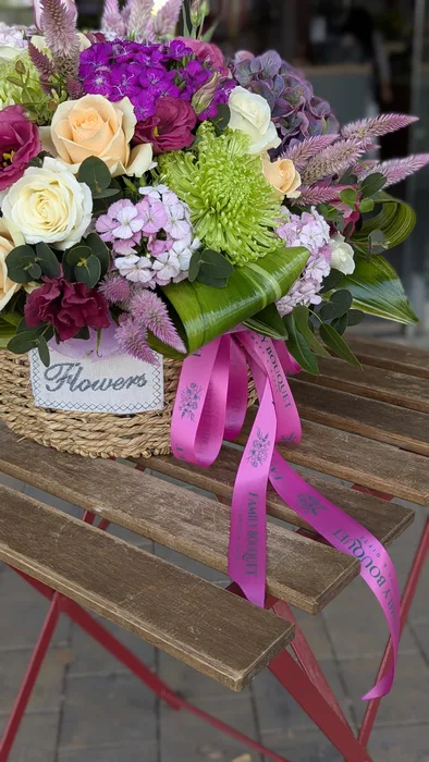 סלסלת פרחים בגוונים ורודים