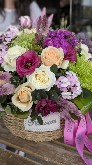 סלסלת פרחים בגוונים ורודים