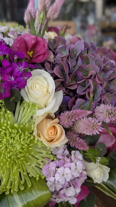 סלסלת פרחים בגוונים ורודים