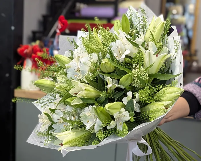 זר לבן עם שושן צחור