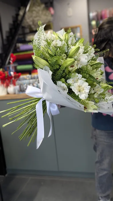 זר לבן עם שושן צחור