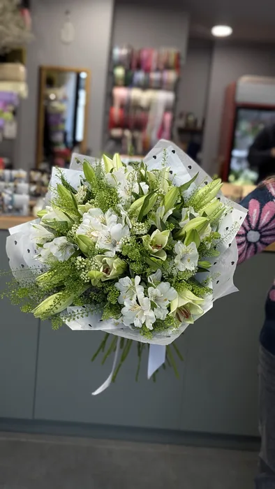 זר לבן עם שושן צחור