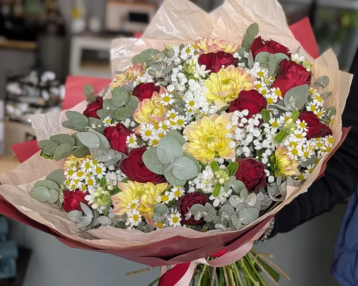 זר פרחים משולב עם ורדים אדומים