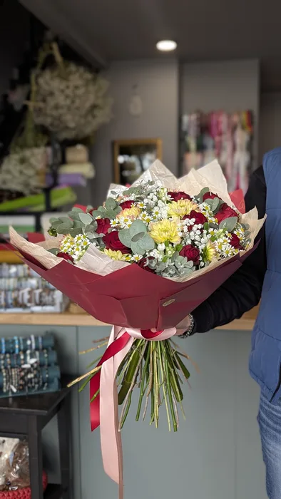 זר פרחים משולב עם ורדים אדומים