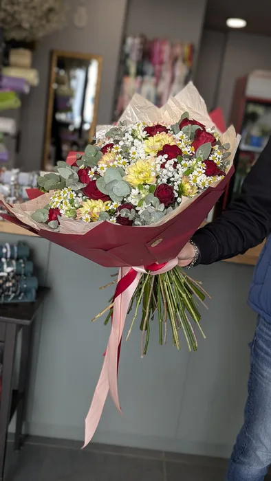 זר פרחים משולב עם ורדים אדומים
