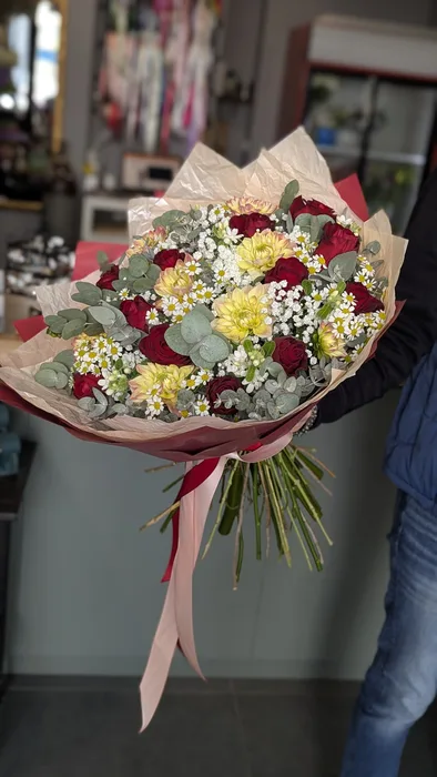זר פרחים משולב עם ורדים אדומים