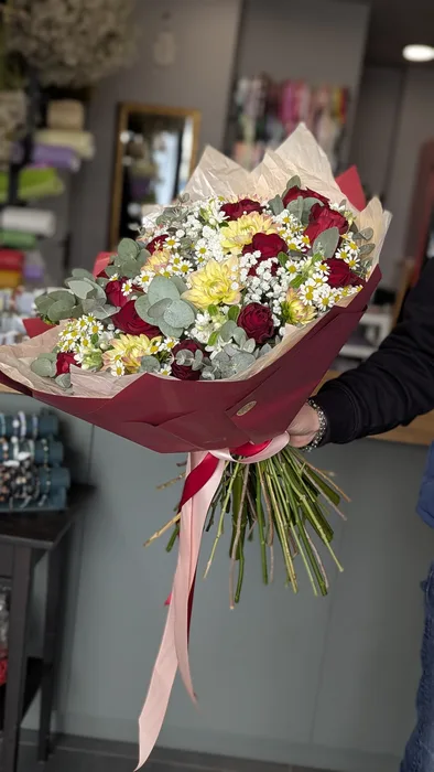 זר פרחים משולב עם ורדים אדומים