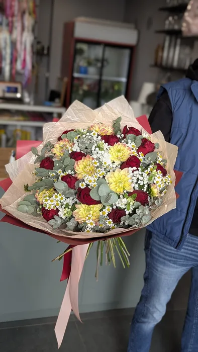 זר פרחים משולב עם ורדים אדומים