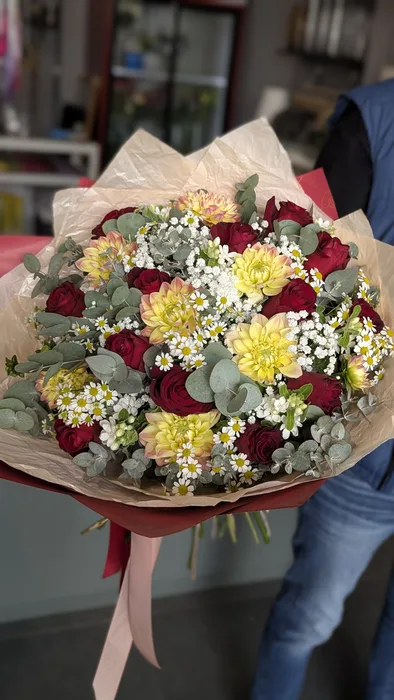 זר פרחים משולב עם ורדים אדומים