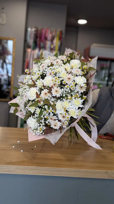 זר חרציות בצבעים עדינים