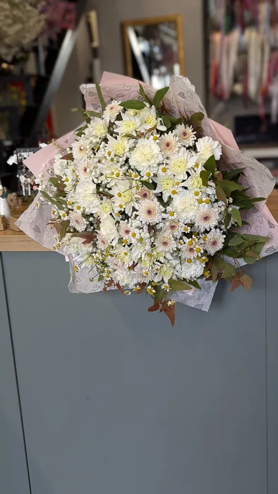 זר חרציות בצבעים עדינים